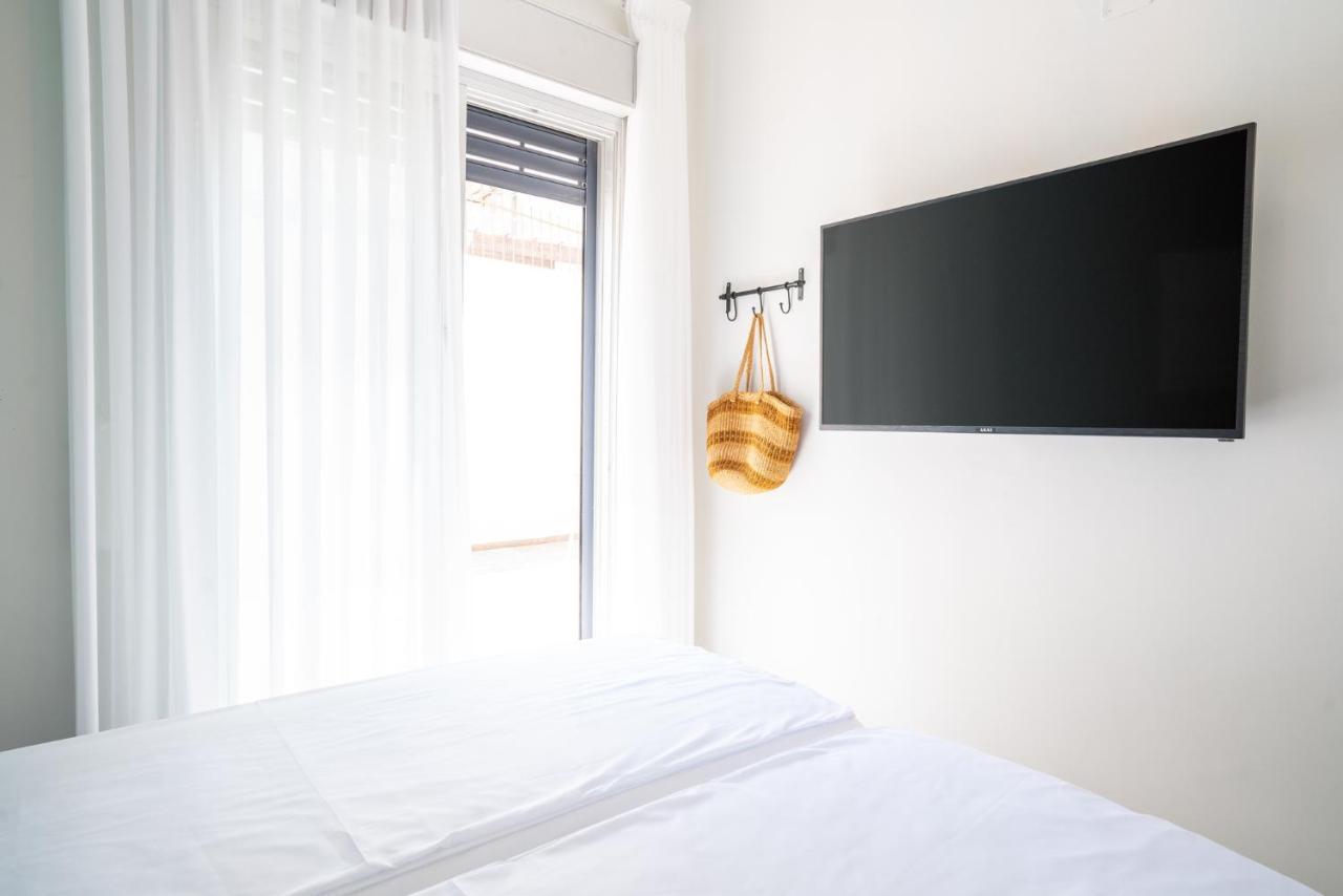 Sea N' Rent: Beachfront 2-Bedroom Apartment in Nahariya Exterior photo