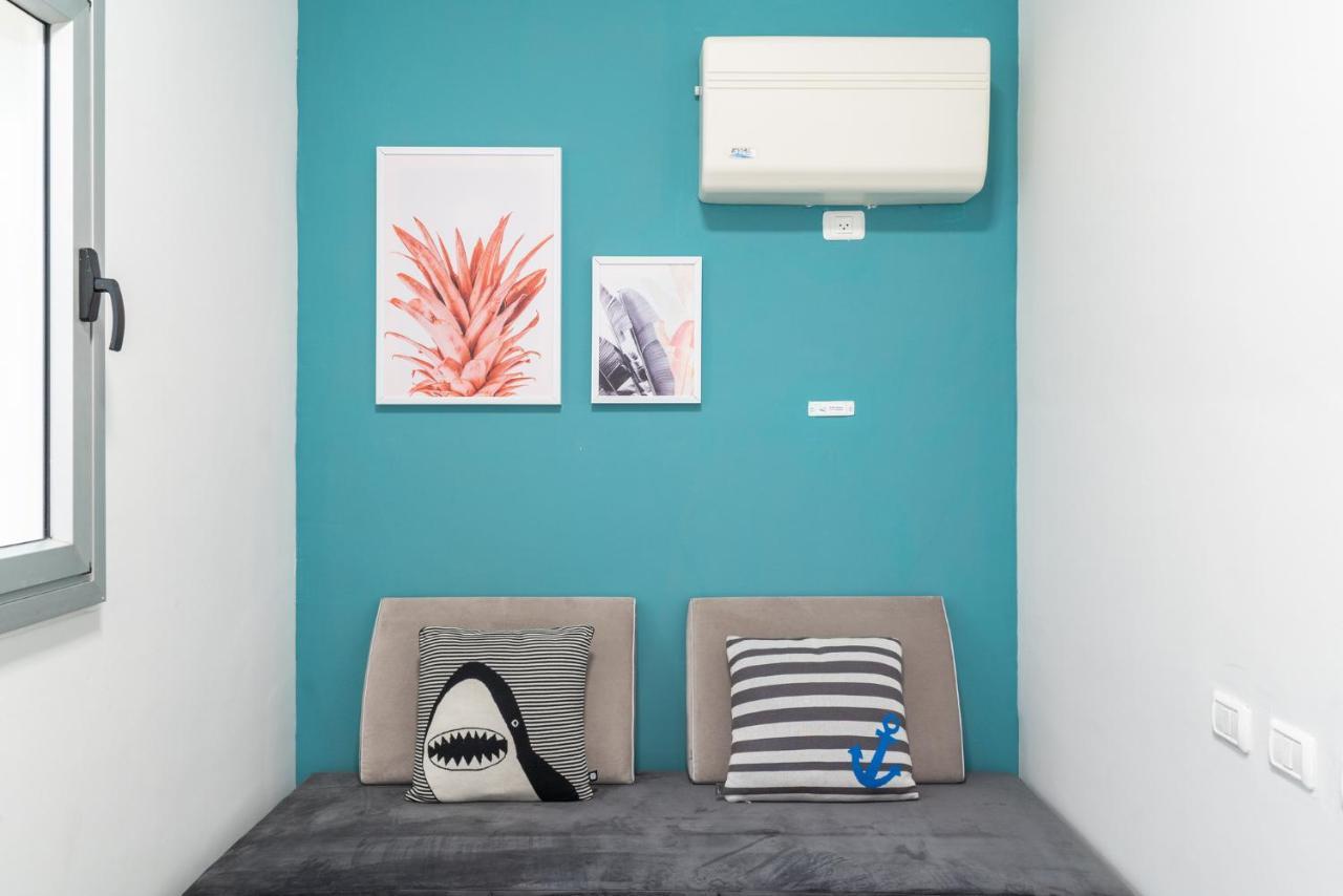 Sea N' Rent: Beachfront 2-Bedroom Apartment in Nahariya Exterior photo