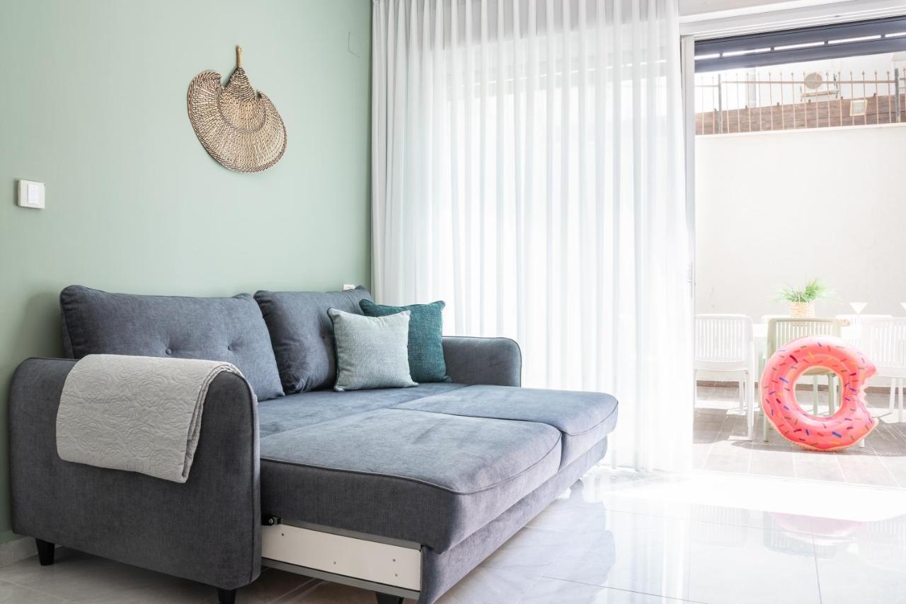 Sea N' Rent: Beachfront 2-Bedroom Apartment in Nahariya Exterior photo