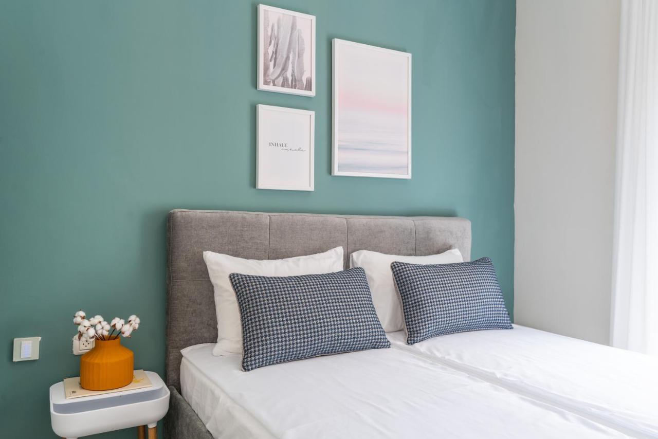 Sea N' Rent: Beachfront 2-Bedroom Apartment in Nahariya Exterior photo