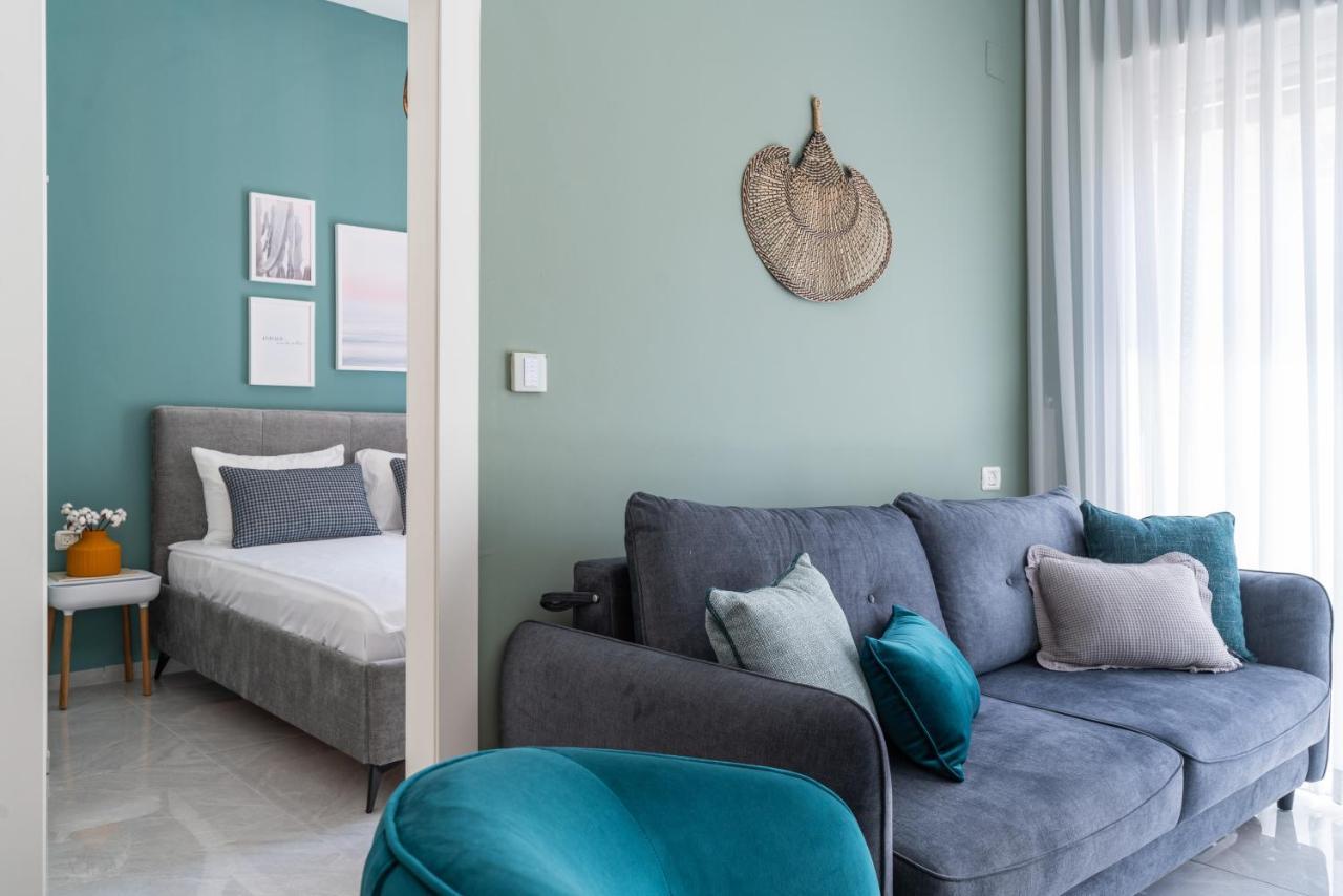 Sea N' Rent: Beachfront 2-Bedroom Apartment in Nahariya Exterior photo