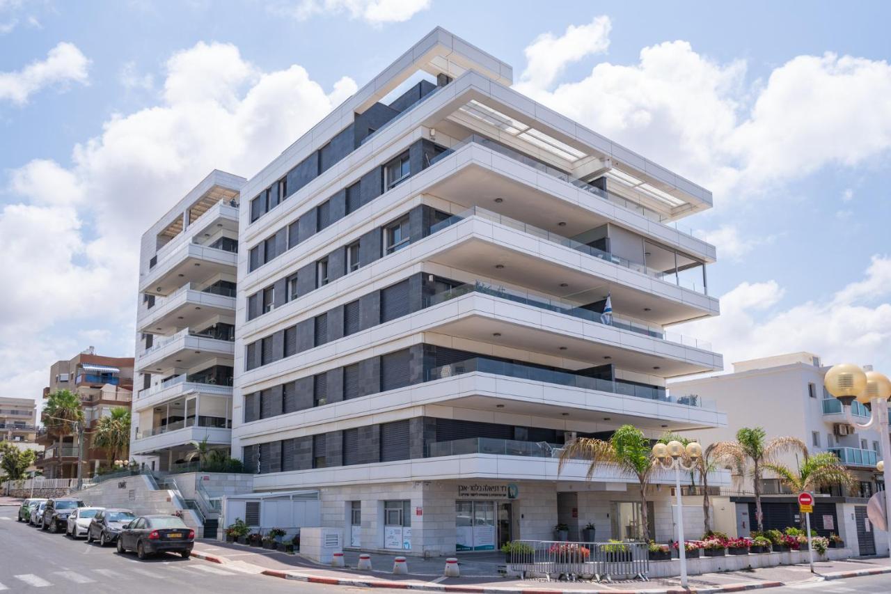 Sea N' Rent: Beachfront 2-Bedroom Apartment in Nahariya Exterior photo