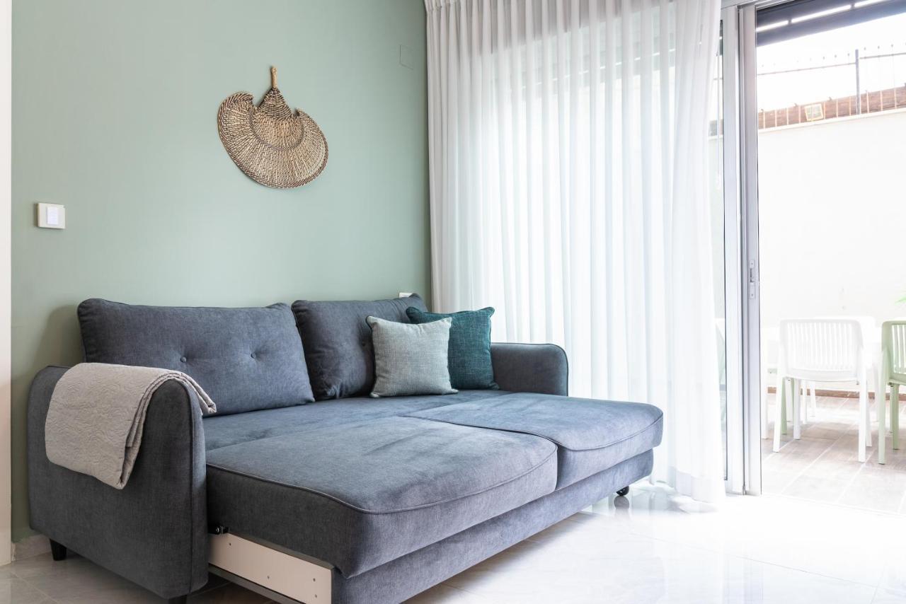 Sea N' Rent: Beachfront 2-Bedroom Apartment in Nahariya Exterior photo
