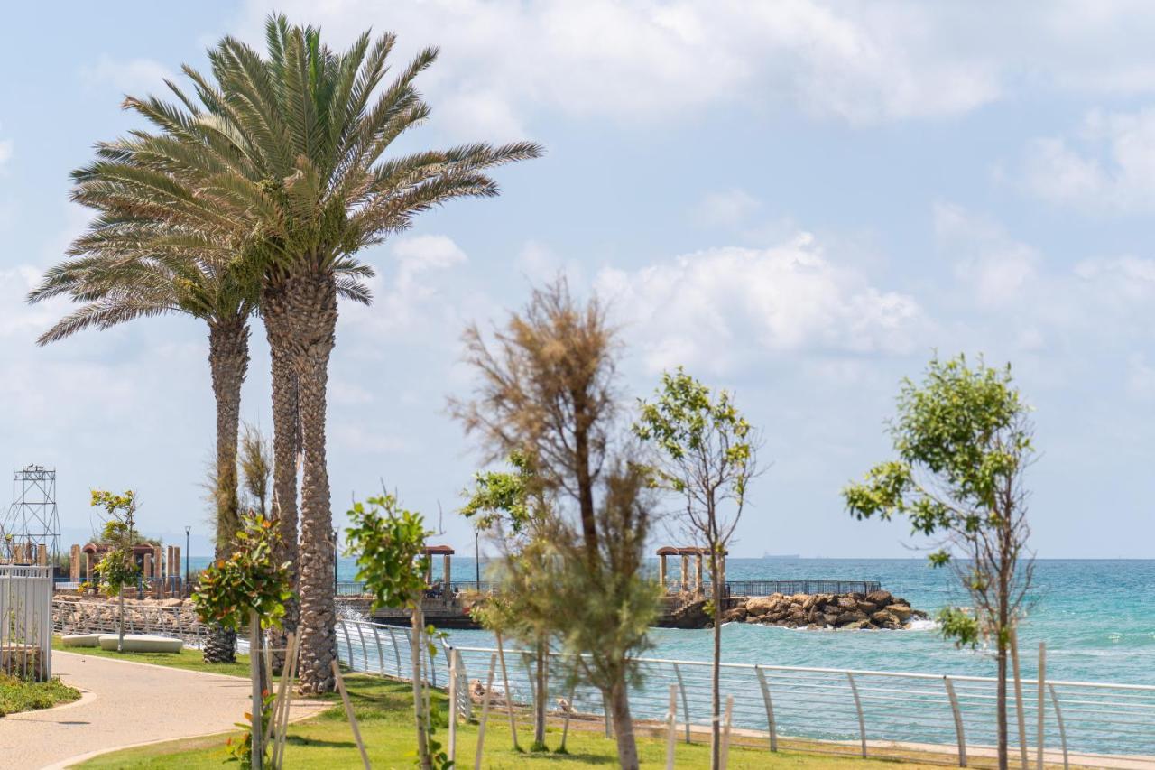 Sea N' Rent: Beachfront 2-Bedroom Apartment in Nahariya Exterior photo