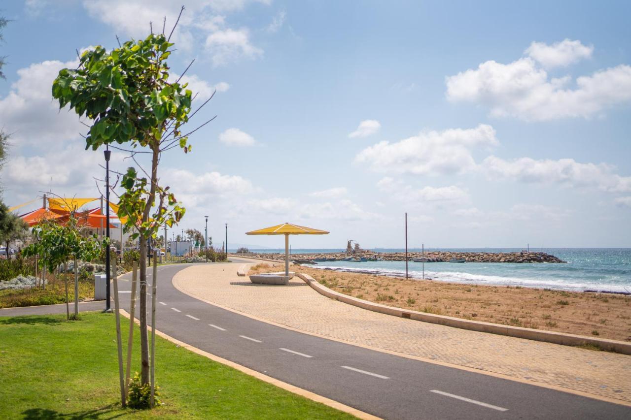 Sea N' Rent: Beachfront 2-Bedroom Apartment in Nahariya Exterior photo