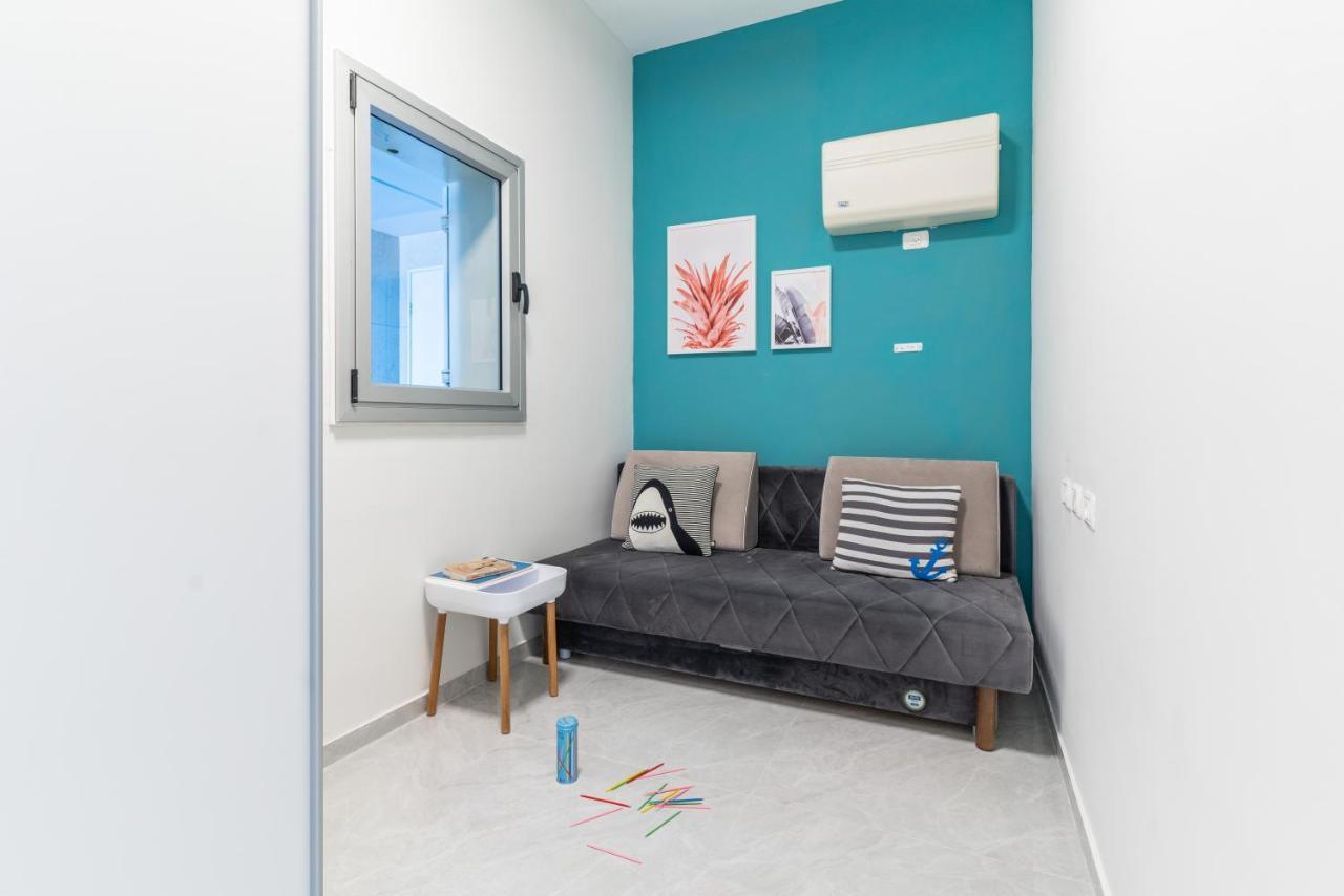 Sea N' Rent: Beachfront 2-Bedroom Apartment in Nahariya Exterior photo