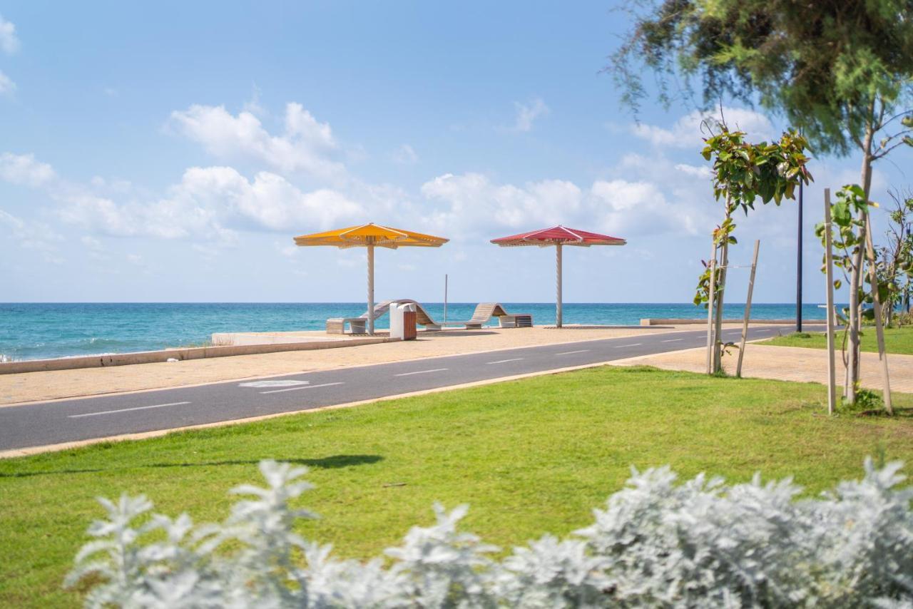 Sea N' Rent: Beachfront 2-Bedroom Apartment in Nahariya Exterior photo