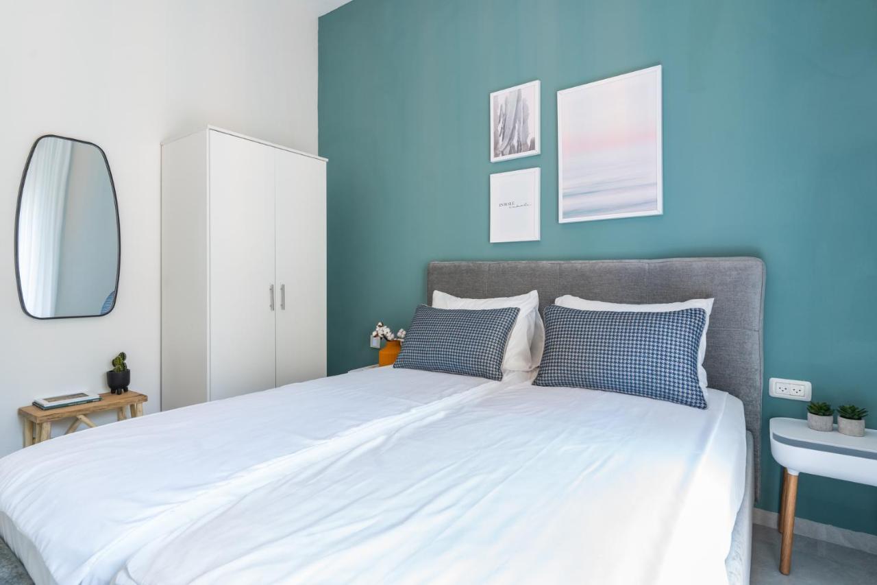 Sea N' Rent: Beachfront 2-Bedroom Apartment in Nahariya Exterior photo