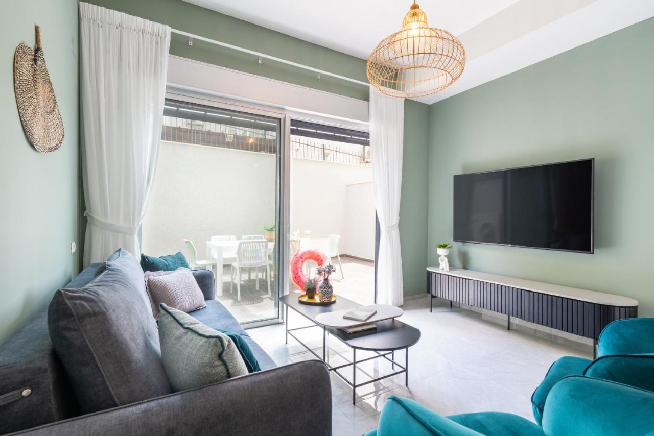 Sea N' Rent: Beachfront 2-Bedroom Apartment in Nahariya Exterior photo