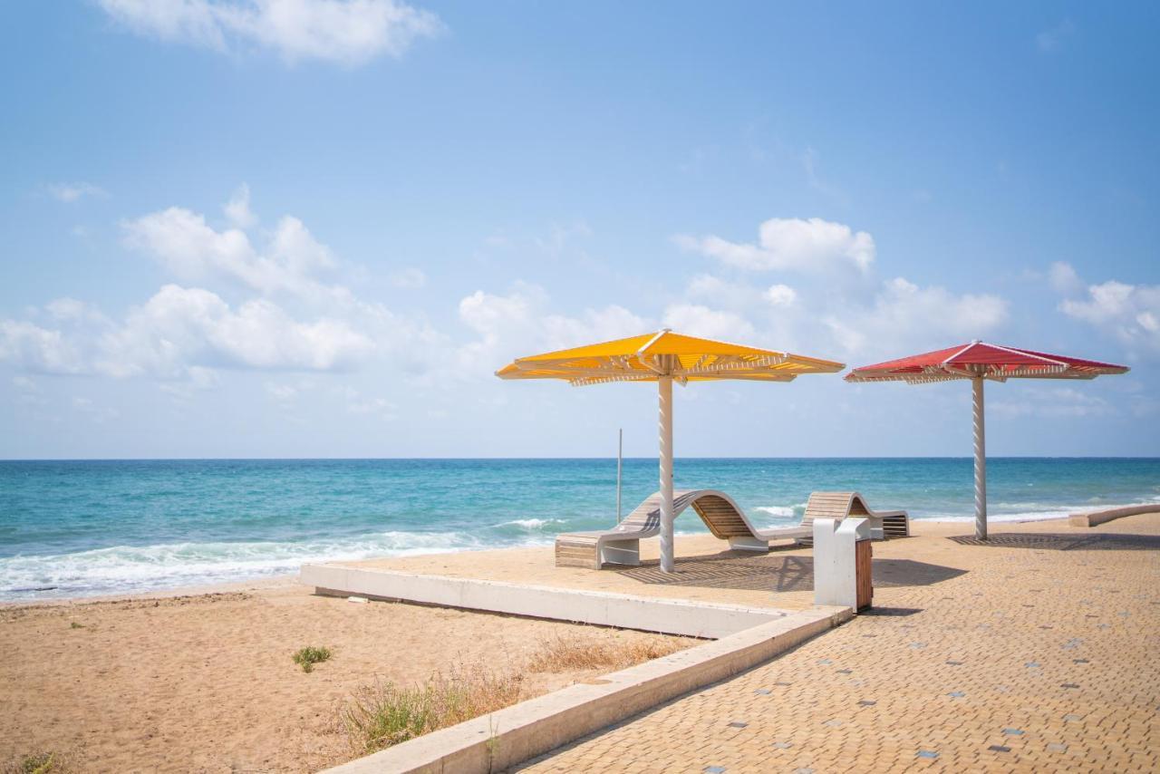 Sea N' Rent: Beachfront 2-Bedroom Apartment in Nahariya Exterior photo