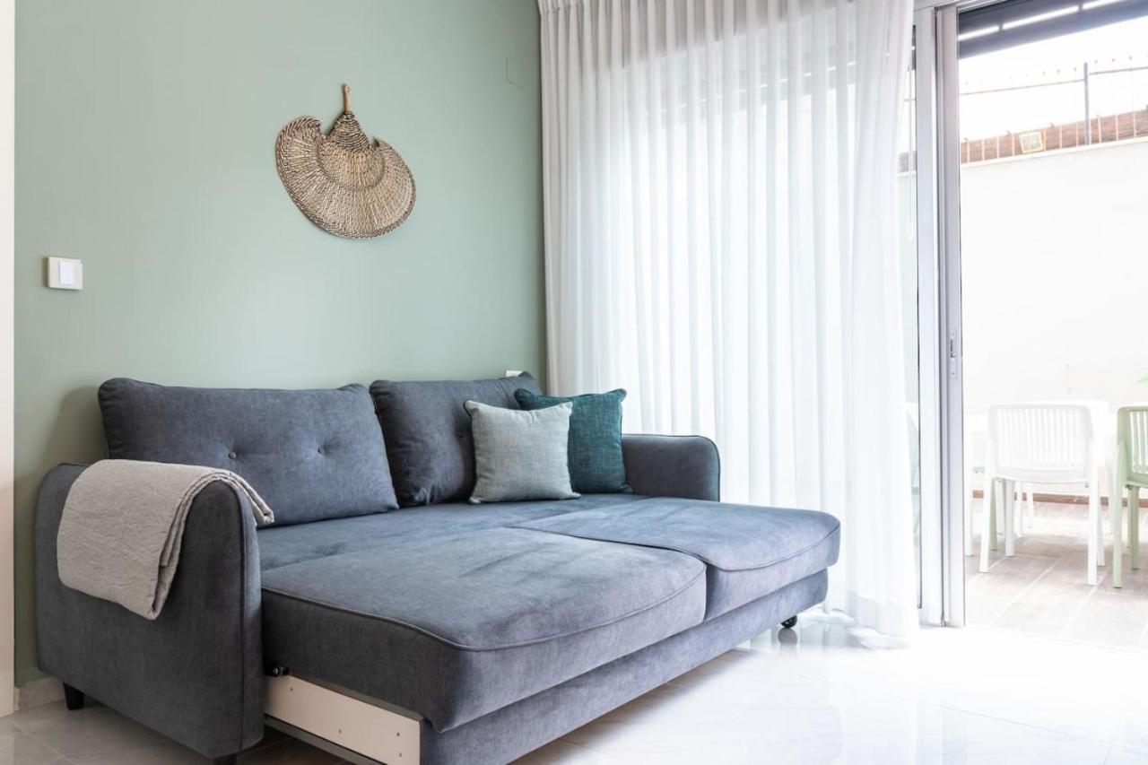 Sea N' Rent: Beachfront 2-Bedroom Apartment in Nahariya Exterior photo