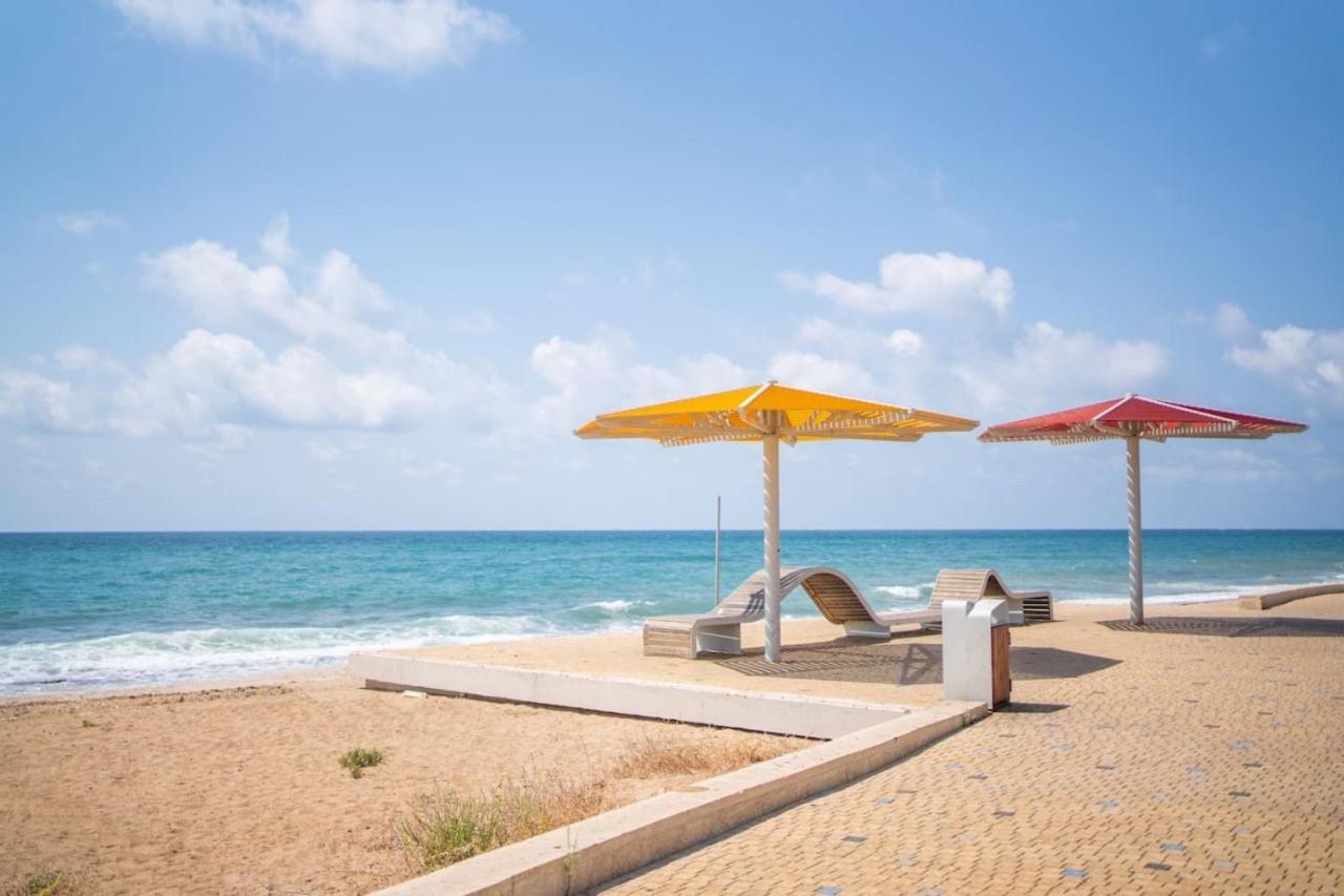 Sea N' Rent: Beachfront 2-Bedroom Apartment in Nahariya Exterior photo
