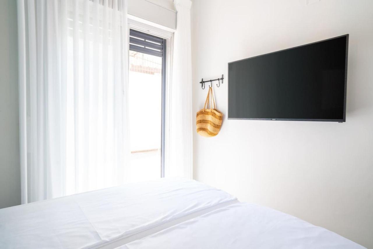Sea N' Rent: Beachfront 2-Bedroom Apartment in Nahariya Exterior photo