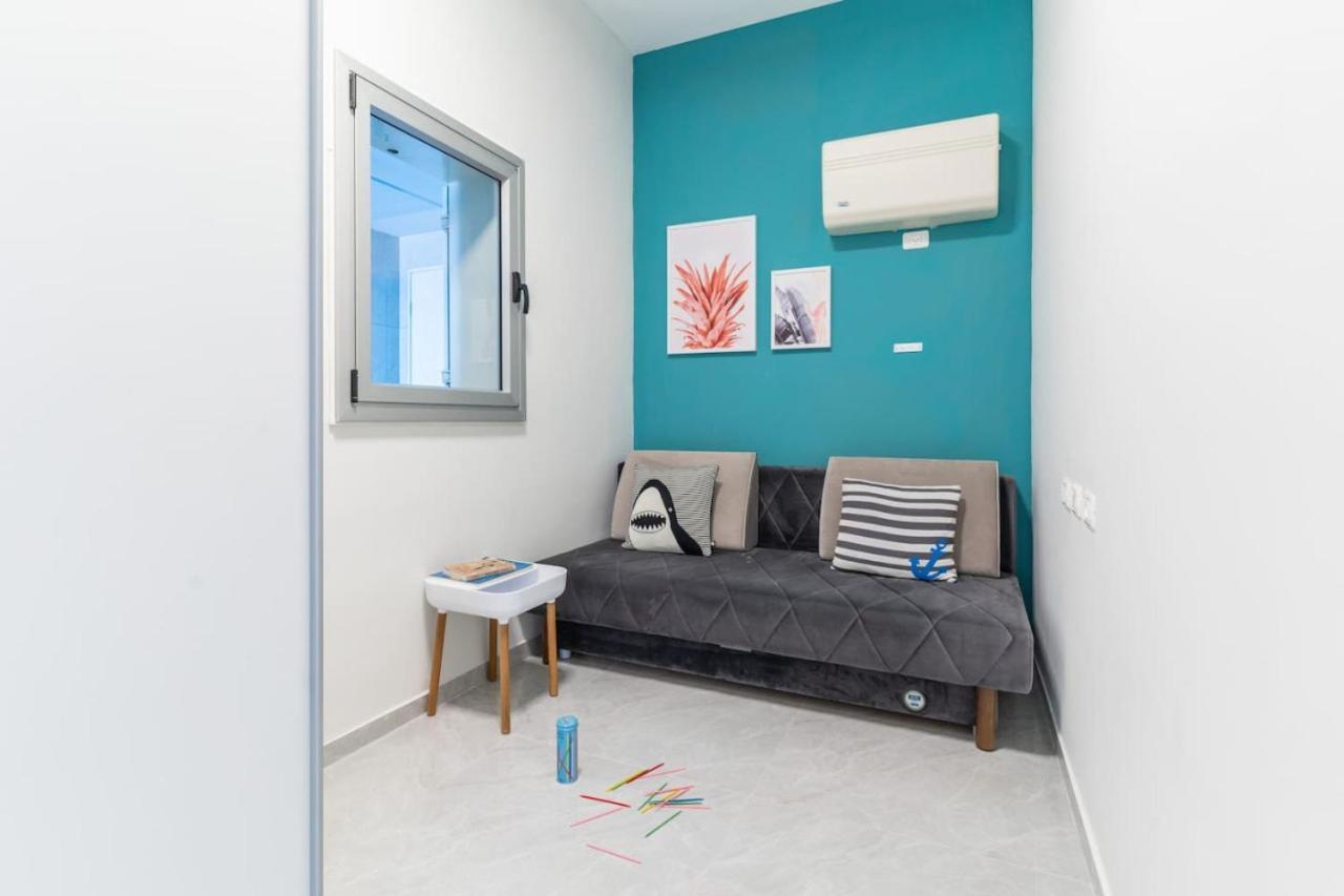 Sea N' Rent: Beachfront 2-Bedroom Apartment in Nahariya Exterior photo