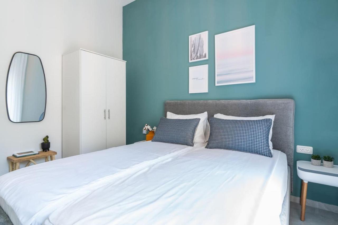 Sea N' Rent: Beachfront 2-Bedroom Apartment in Nahariya Exterior photo
