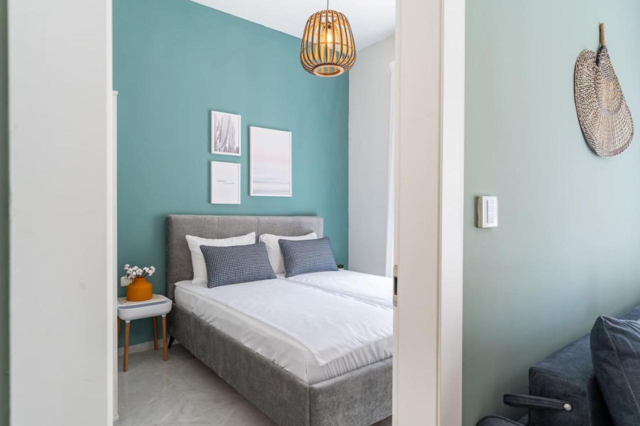 Sea N' Rent: Beachfront 2-Bedroom Apartment in Nahariya Exterior photo