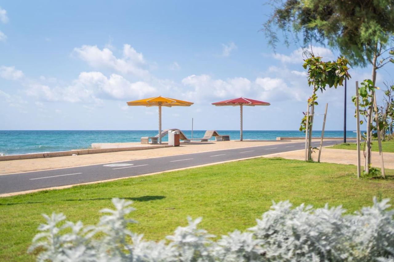Sea N' Rent: Beachfront 2-Bedroom Apartment in Nahariya Exterior photo